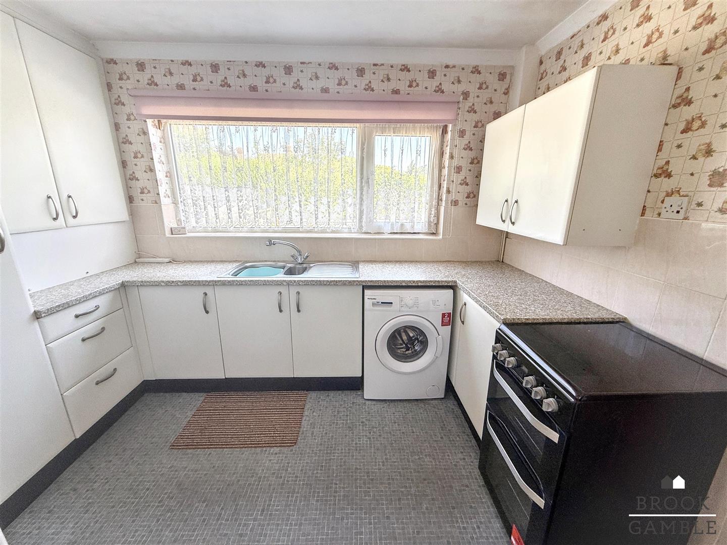 2 Bedroom Bungalow. Buckhurst Close in Eastbourne,  4